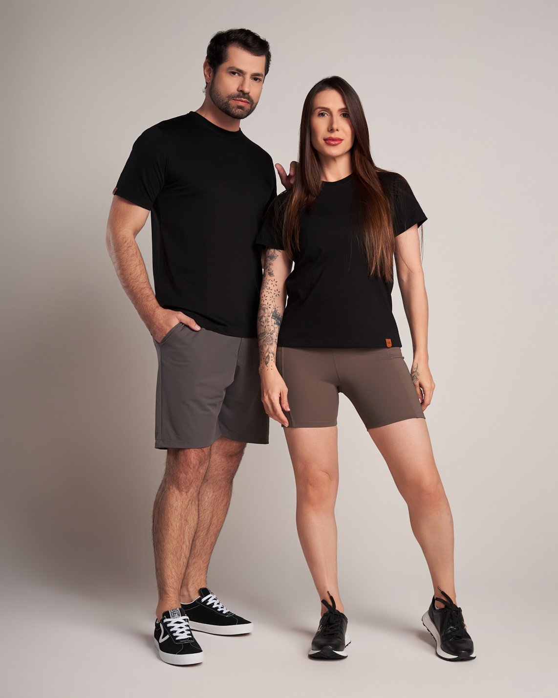 Casal vestindo camisetas Pima Essential pretas e shorts da Zykk